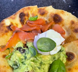 Лепешка с лососем,гуакомоле и пашот