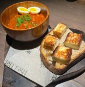 Овощная икра с ремесленым хлебом и жареным сыром халуми